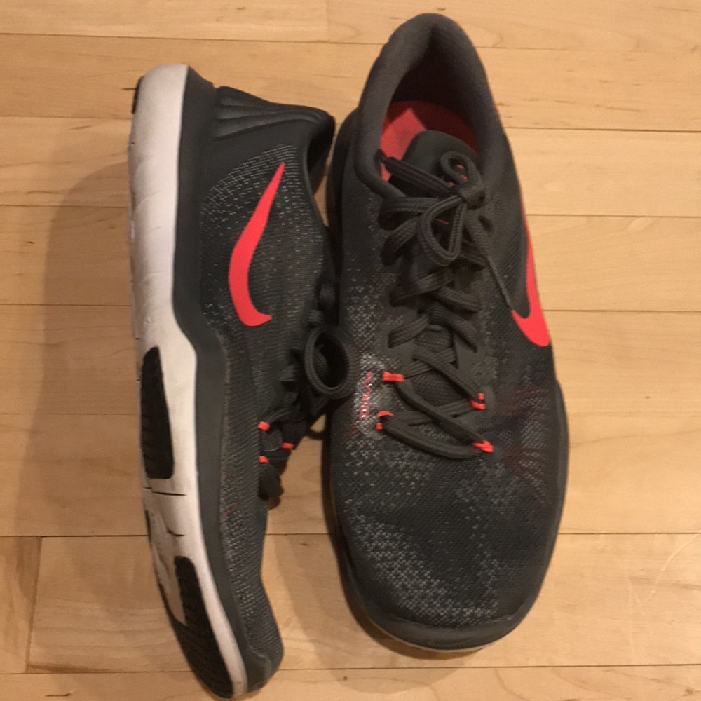 Nike women’s 9.5 Flex Supreme TR5 with fly wire black pink athletic shoes
